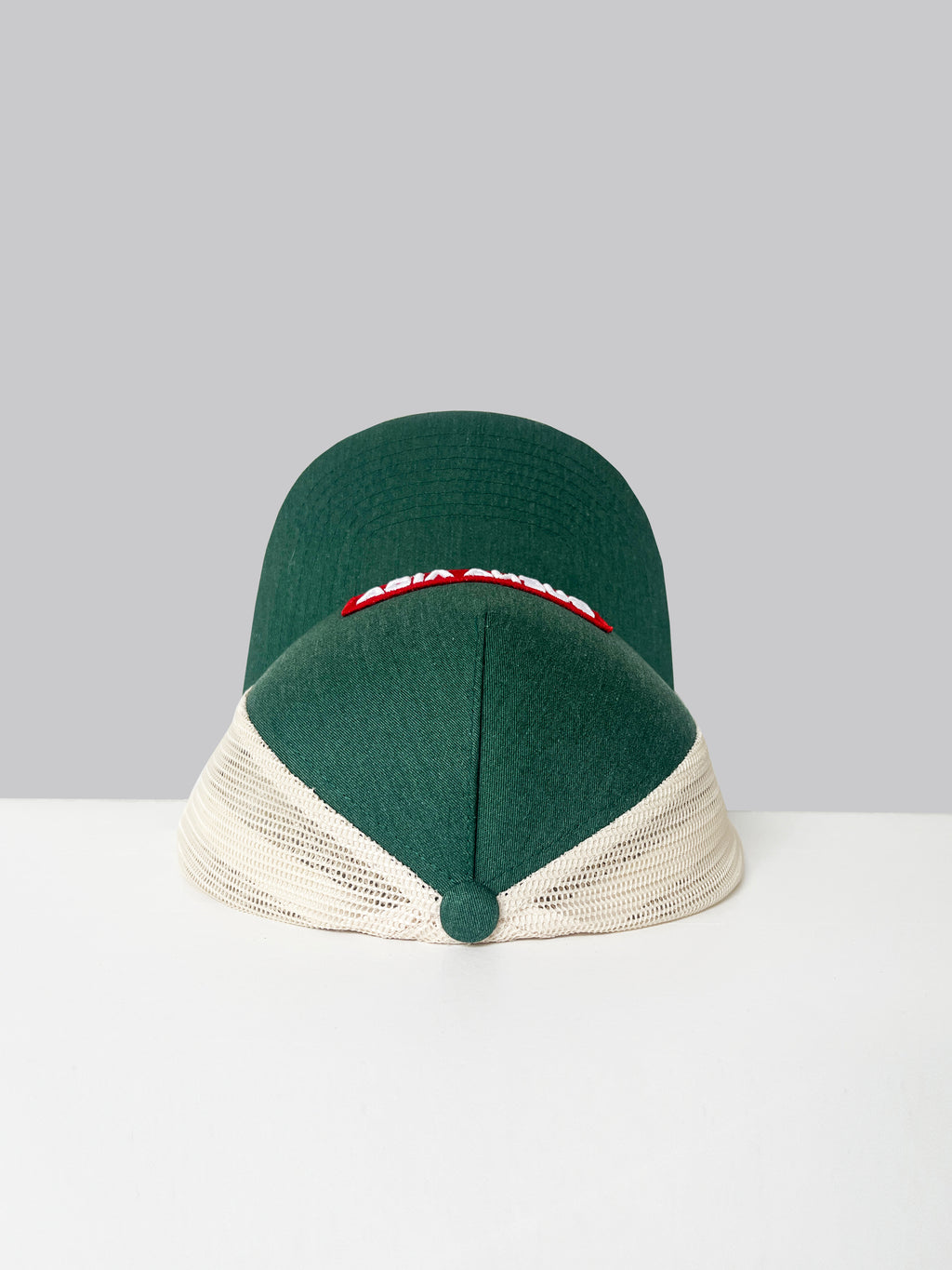 Gorra Trucker Verde con Malla Beige y Parche Rojo