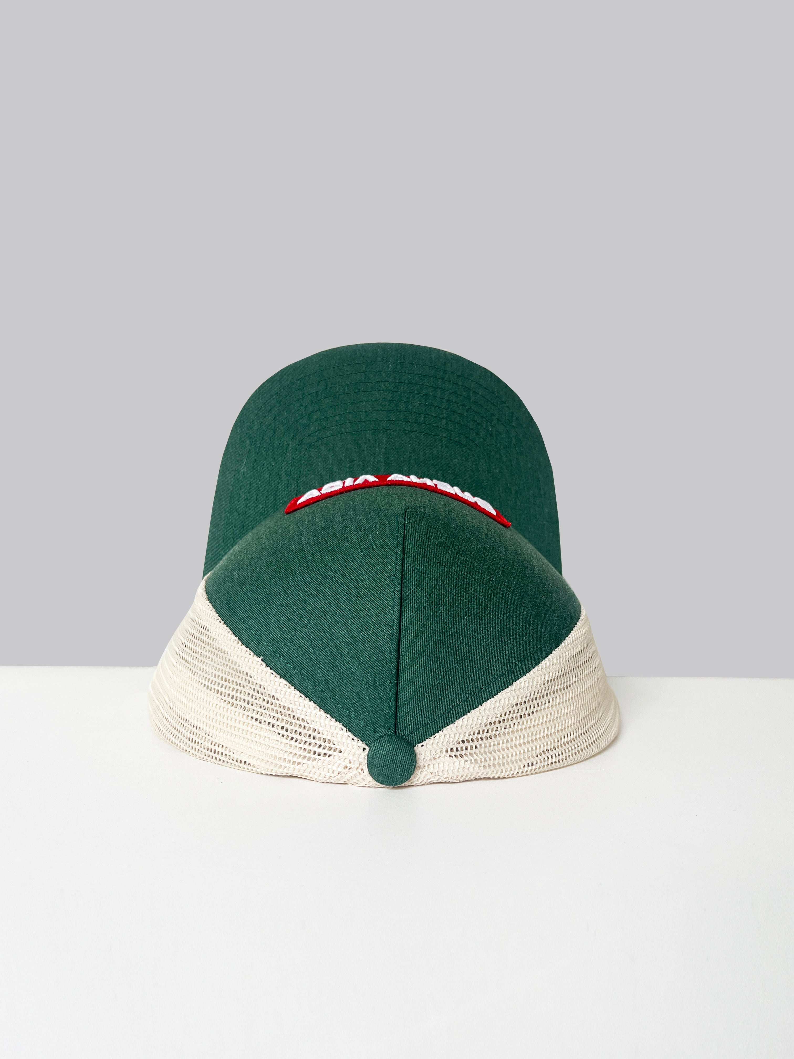 Gorra Trucker Verde con Malla Beige y Parche Rojo