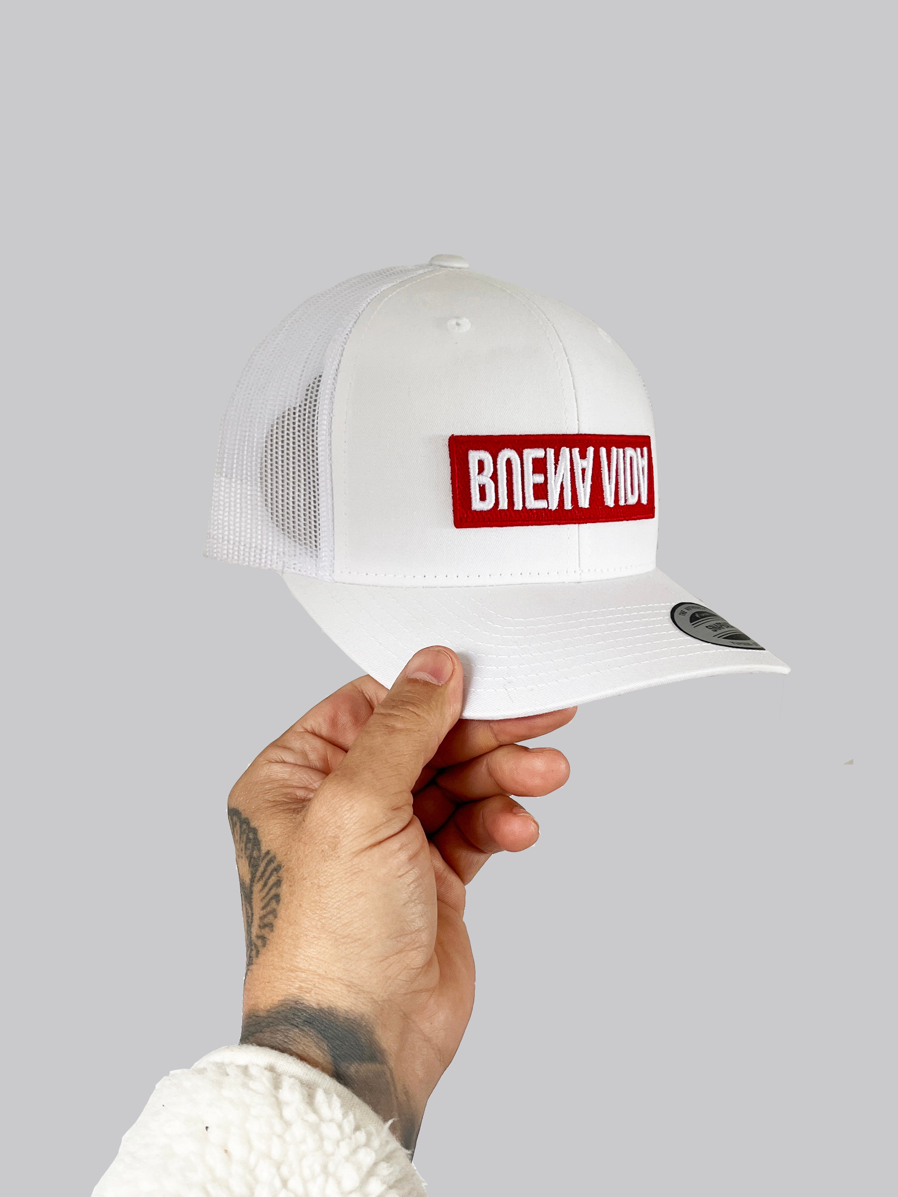 Gorra Trucker Blanca con Parche Rojo