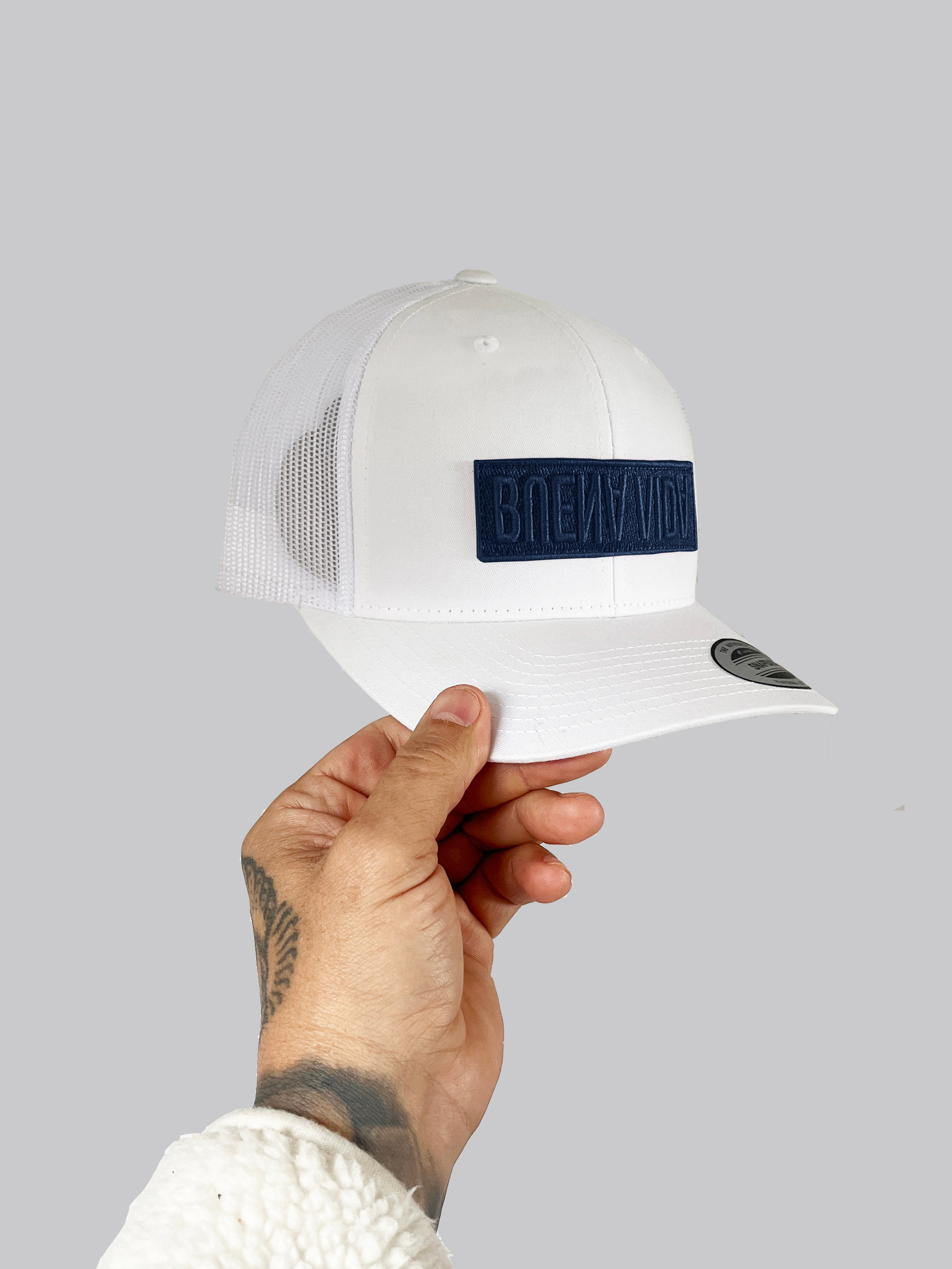 Gorra Trucker Blanca con Parche Azul