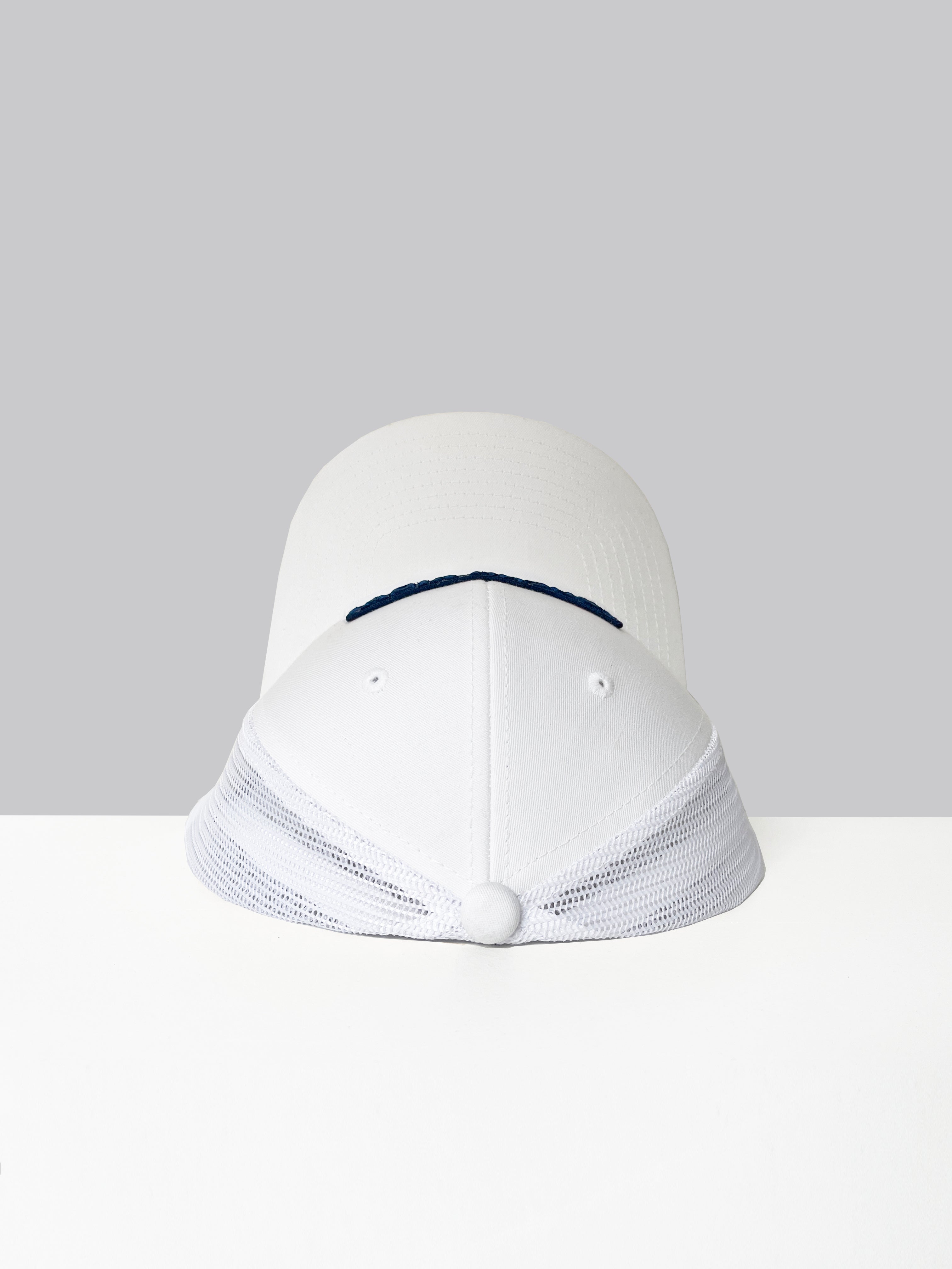 Gorra Trucker Blanca con Parche Azul