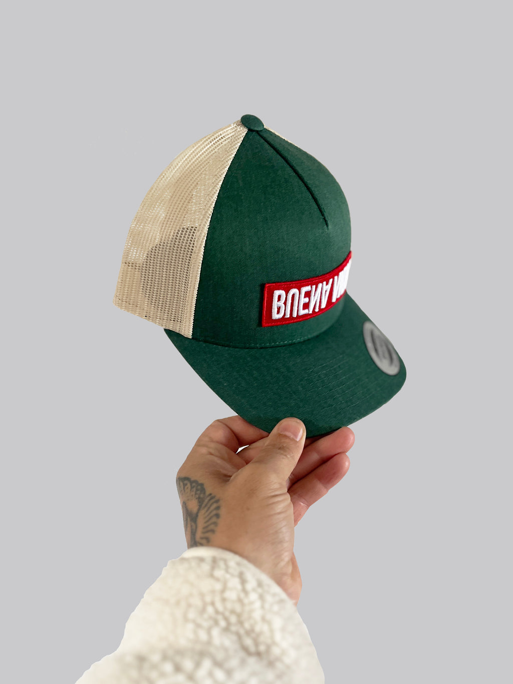 Gorra Trucker Verde con Malla Beige y Parche Rojo