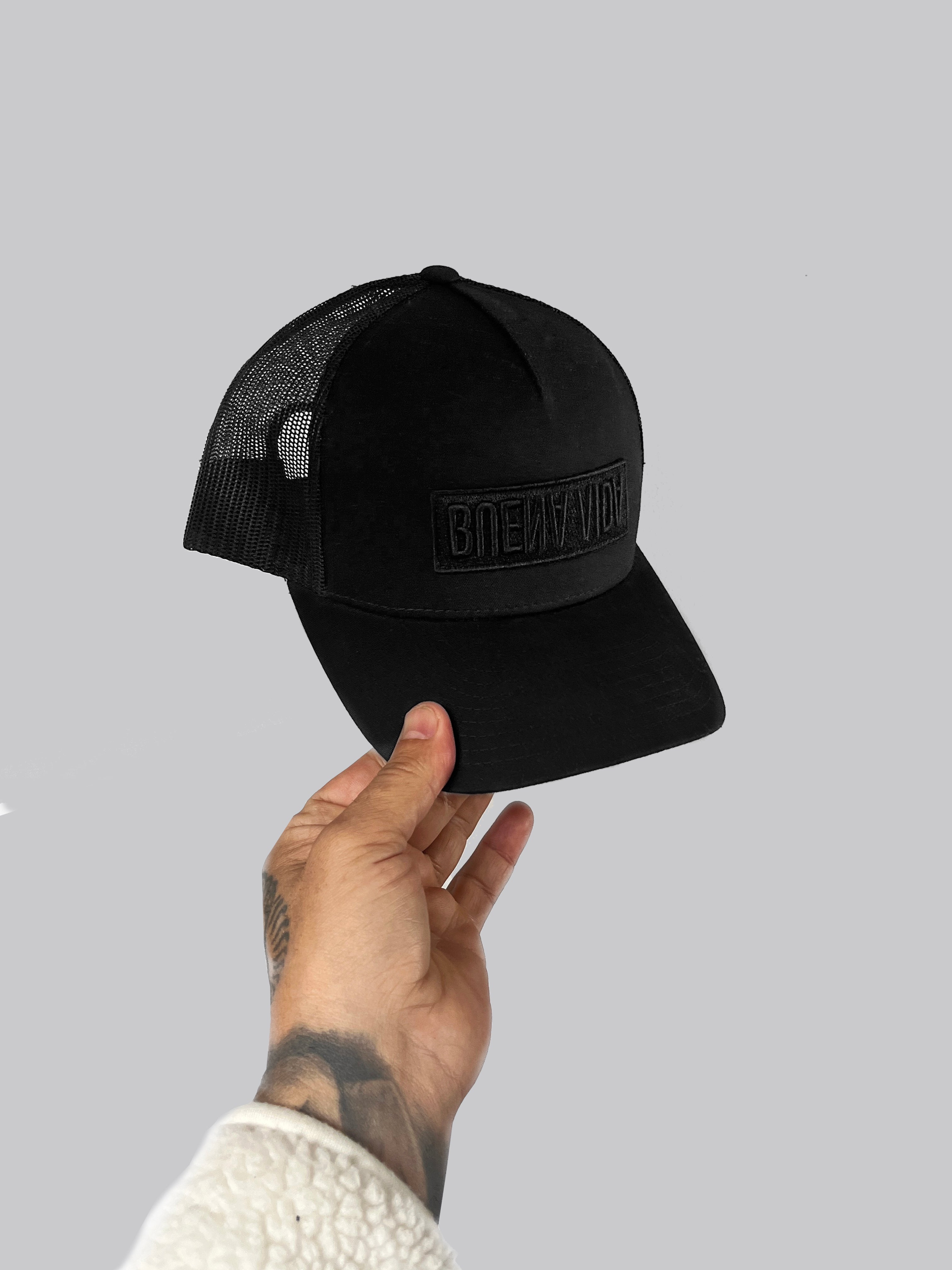 Gorra Trucker Negra con Parche Negro
